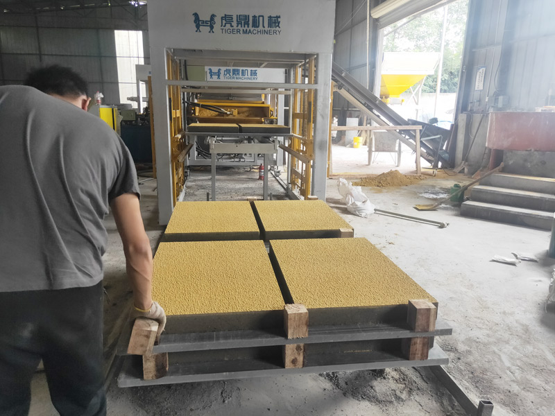 全自動(dòng)靜壓磚機(jī)生產(chǎn)混凝土仿石磚 全自動(dòng)靜壓磚機(jī)生產(chǎn)混凝土仿石磚